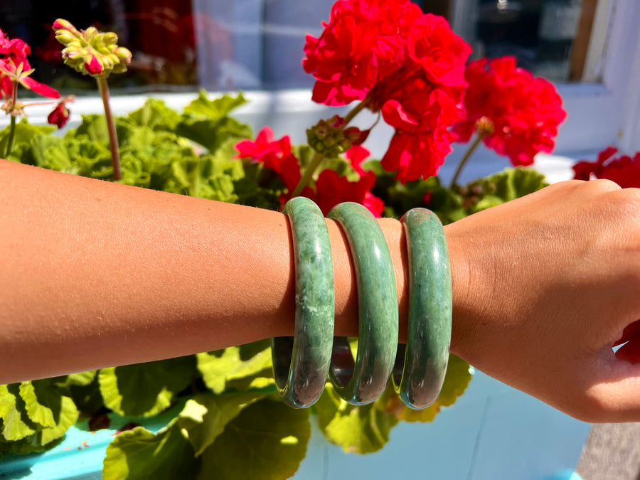 Natural Jade Bangle Smooth Green Stone Slip-On Bracelet Natural Stone Bangle /Jade to protect and heal the body /pure